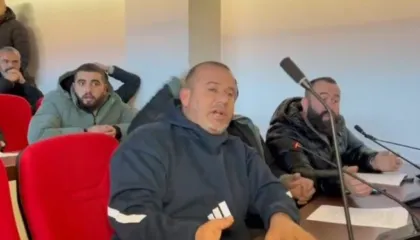 Maliq, fermerët e permbytur përplasen me zyrtarët e Këshillit Bashkiak: Ku janë dëmshpërblimet?