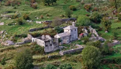 Manastiri i Kryeengjëjve, një prej atraksioneve të luginës së Drinos
