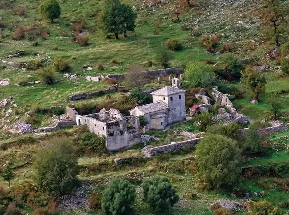 Manastiri i Kryeengjëjve, një prej atraksioneve të luginës së Drinos