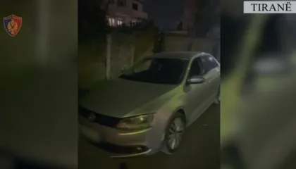 Mashtroi rojën e vendparkimit se ishte pronari i automjetit, arrestohet 18-vjeçari në Tiranë