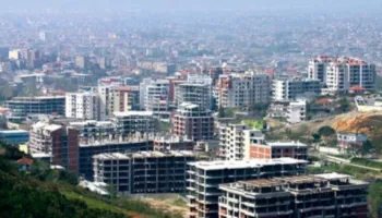 Mashtronin qytetarët me premtime për blerje apartamentesh, arrestohen dy persona