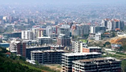 Mashtronin qytetarët me premtime për blerje apartamentesh, arrestohen dy persona