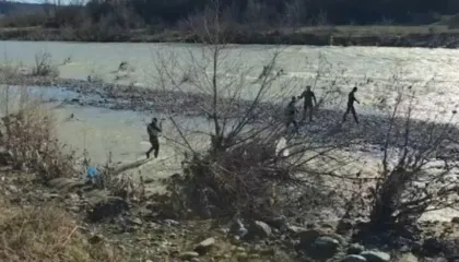 MAT/ Përfundoi në rrjedhën e lumit pas aksidentit me makinë, vijojnë kërkimet për gjetjen e 30-vjeçarit