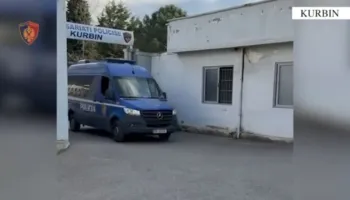 Mbante armë pa leje, arrestohet 29-vjeçari në Laç/ Sekuestrohet automatiku me krehër dhe fishekë