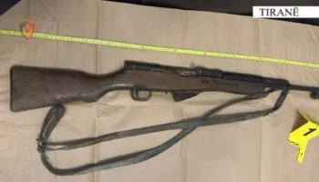 Mbante armë pa leje në banesë, arrestohet 32-vjeçari në Vaqarr