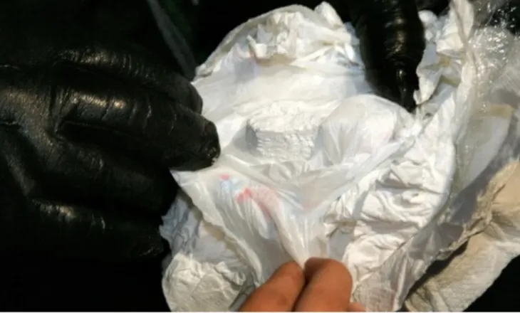 “Mbante një ditar me emra dhe numra telefoni”/ Arrestohet 33-vjeçari shqiptar në Itali, iu sekuestrua mbi 100 kg drogë dhe…