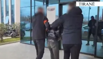 Mbante një pushkë pa leje në banesë, bie në prangat e policisë 31-vjeçari në Tiranë