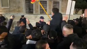 Mbështetësit e Lapajt protestë te kryeministria, tensione me policinë