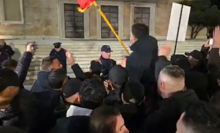 Mbështetësit e Lapajt protestë te kryeministria, tensione me policinë