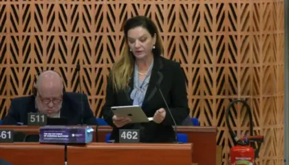 ‘Mbi 1.1 mln shqiptarë janë larguar dekadën e fundit’, Vokshi nga Strasburgu: Eksodi i të rinjve po zbraz Shqipërinë