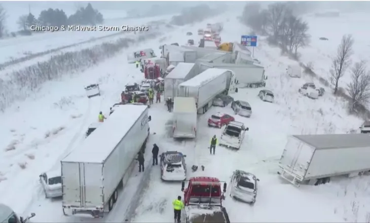 Mbi 100 makina përfshihen në aksident në mes të borës