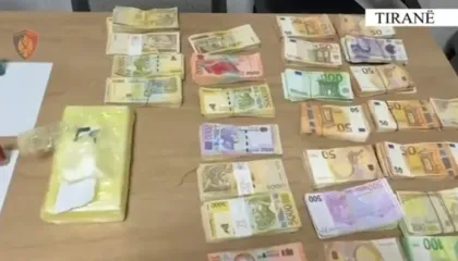 Mbi 120 mijë euro, miliona lekë e paundë/ U kapën me mbi 1 kg kokainë, arrestohen 3 persona në Tiranë