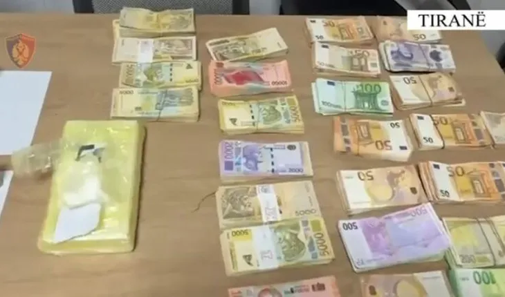 Mbi 120 mijë euro, miliona lekë e paundë/ U kapën me mbi 1 kg kokainë, arrestohen 3 persona në Tiranë