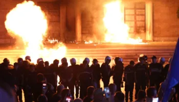 Mbi 1300 policë në gatishmëri/ Molotovë, fjalime dhe…! Çfarë pritet nga protesta e PD sot para Kryeministrisë