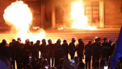 Mbi 1300 policë në gatishmëri/ Molotovë, fjalime dhe…! Çfarë pritet nga protesta e PD sot para Kryeministrisë