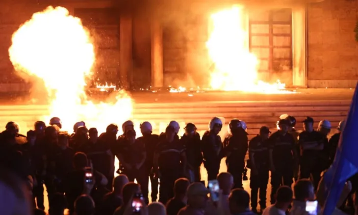 Mbi 1300 policë në gatishmëri/ Molotovë, fjalime dhe…! Çfarë pritet nga protesta e PD sot para Kryeministrisë