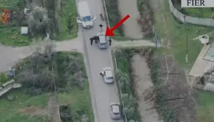 Mbi 17 kg drogë dhe arsenal armësh e municione, arrestohen babë e bir në Fier (Emrat)