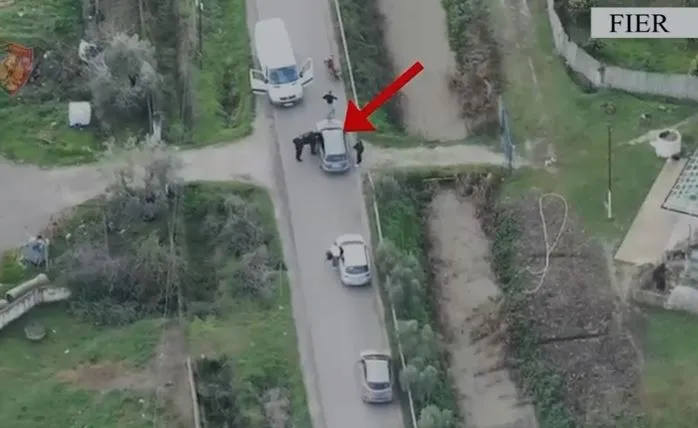 Mbi 17 kg drogë dhe arsenal armësh e municione, arrestohen babë e bir në Fier (Emrat)