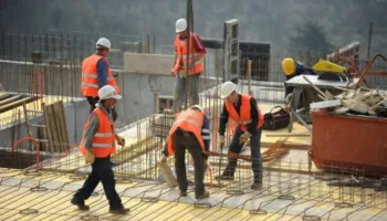 ‘Mbi 180 mijë punëtorë nën pragun e varfërisë’/ Mobilizim në Maqedoninë e Veriut, LSM kërkon pagën minimale 600 euro