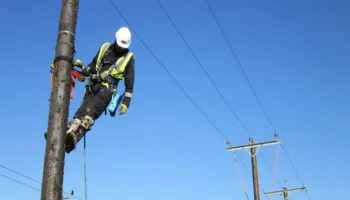 Mbi 500 banorë pa energji elektrike, digjet transformatori elektrik në Elbasan