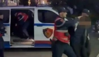 Mbi motor me armë në dorë në shëtitoren e Durrësit, policia: Shmangëm atentatin