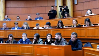 Mbledhja e Këshillit Bashkiak në Tiranë-Merren vendime për strehimin e familjeve në nevojë