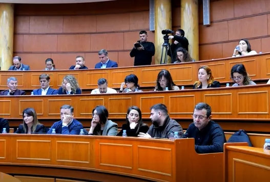 Mbledhja e Këshillit Bashkiak në Tiranë-Merren vendime për strehimin e familjeve në nevojë