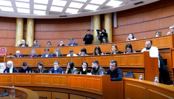 Mbledhja e Këshillit Bashkiak në Tiranë, merren vendime për strehimin e familjeve në nevojë