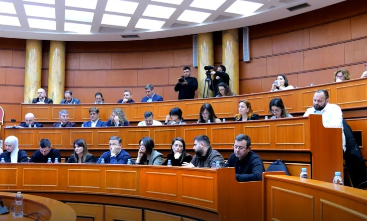 Mbledhja e Këshillit Bashkiak në Tiranë, merren vendime për strehimin e familjeve në nevojë