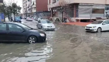 Mbyllen shkollat në Durrës, pezullohet mësimi edhe në Lezhë
