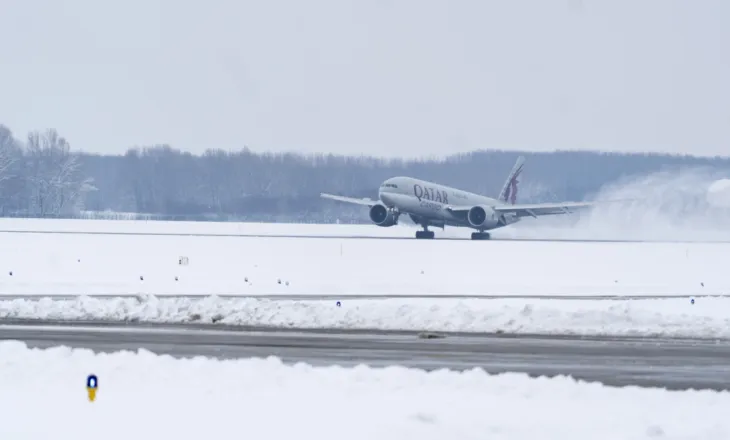 Mbyllet aeroporti i Budapestit për shkak të motit, të tjerë me probleme në Europë