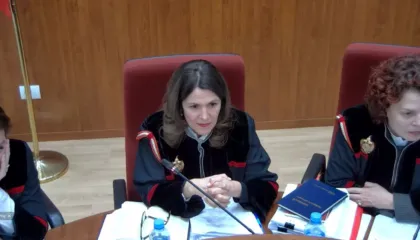 Mbyllet pas 6 orësh seanca në Kushtetuese për Belinda Ballukun, trupa tërhiqet për vendim