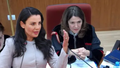 Mbyllet seanca në Kushtetuese për Belinda Ballukun, trupa tërhiqet për vendim