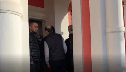 Mbyllja e tregut në Vlorë, tregtarët protestojnë, futen me forcë brenda ambienteve të bashkisë: Kërkojmë zgjidhje konkrete