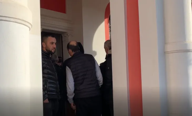 Mbyllja e tregut në Vlorë, tregtarët protestojnë, futen me forcë brenda ambienteve të bashkisë: Kërkojmë zgjidhje konkrete