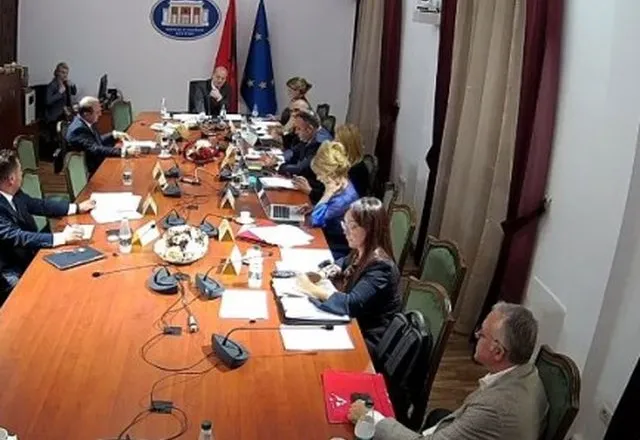 Me 13 vota pro, Komisioni i Jashtëm kalon projektligjin për Bordin e Paqes