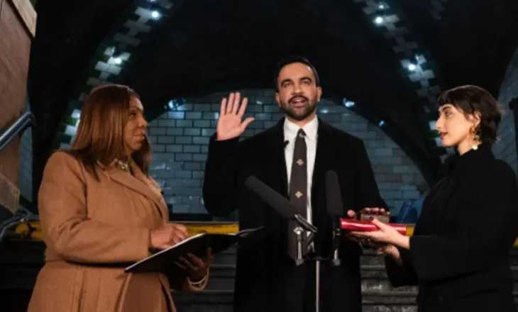 Me dorën mbi Kuran, Zohran Mamdani betohet si kryebashkiaku i parë mysliman i qytetit të Nju Jorkut