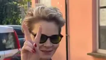 Me dy gishtat lart, Monika Kryemadhi paraqitet në SPAK