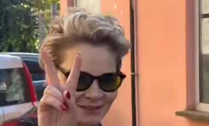 Me dy gishtat lart, Monika Kryemadhi paraqitet në SPAK