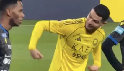 “Më hip në shpinë…”; Ronaldo me kërkesë të çuditshme ndaj kundërshtarit. Fund i acaruar i ndeshjes (video)