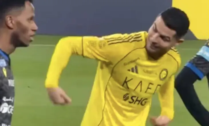 “Më hip në shpinë…”; Ronaldo me kërkesë të çuditshme ndaj kundërshtarit. Fund i acaruar i ndeshjes (video)