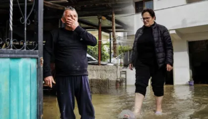 “Më iku mundi, burri që më vdiq në Greqi duke punuar”/ Durrësi i përmbytur “skenë krimi”/ Bllokohen kanalet