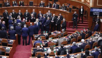 Me iPad në dorë në Kuvend, Berisha bën kameramanin ndërsa deputetët e PD krijojnë tensione në seancë dhe bllokojnë foltoren…