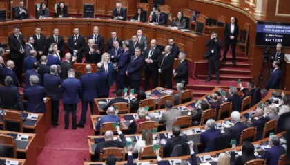 Me iPad në dorë në Kuvend, Berisha bën kameramanin ndërsa deputetët e PD krijojnë tensione në seancë dhe bllokojnë foltoren…