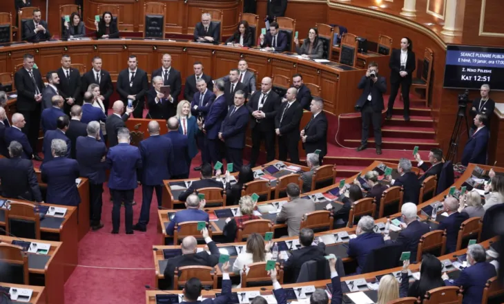 Me iPad në dorë në Kuvend, Berisha bën kameramanin ndërsa deputetët e PD krijojnë tensione në seancë dhe bllokojnë foltoren…