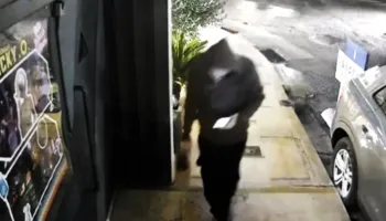 Me kapuç në kokë dhe eksploziv në dorë, publikohet videoja kur i riu shqiptar hedh në erë diskotekën në Greqi