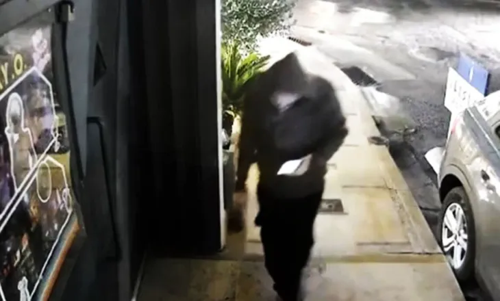 Me kapuç në kokë dhe eksploziv në dorë, publikohet videoja kur i riu shqiptar hedh në erë diskotekën në Greqi