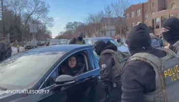 “Më nxorën zvarrë nga makina”, dhuna në Mineapolis, policia arreston gruan nga Lindja e Mesme