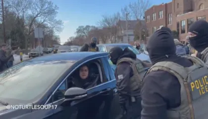 “Më nxorën zvarrë nga makina”, dhuna në Mineapolis, policia arreston gruan nga Lindja e Mesme