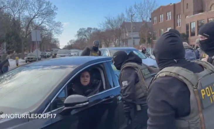 “Më nxorën zvarrë nga makina”, dhuna në Mineapolis, policia arreston gruan nga Lindja e Mesme